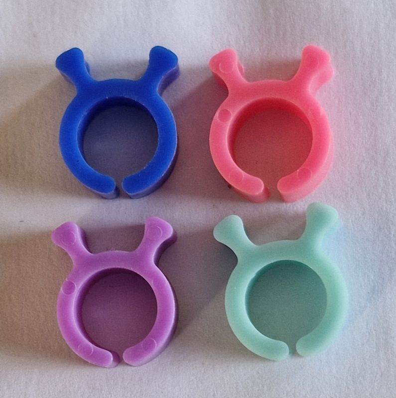 Trådholder for symaskin-spoler 4 pk. Assorterte farger