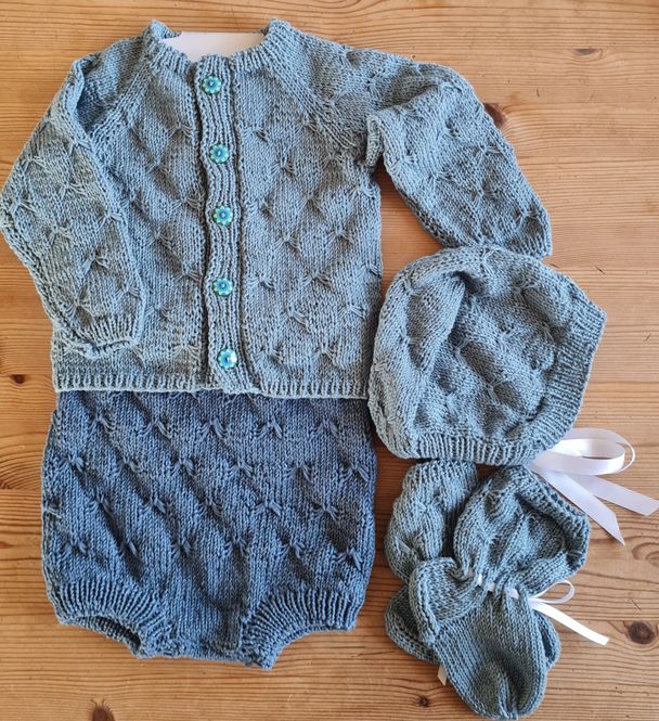 Hovedbilde Babysett str 9 mndr.  Farge petrol og lys petrol